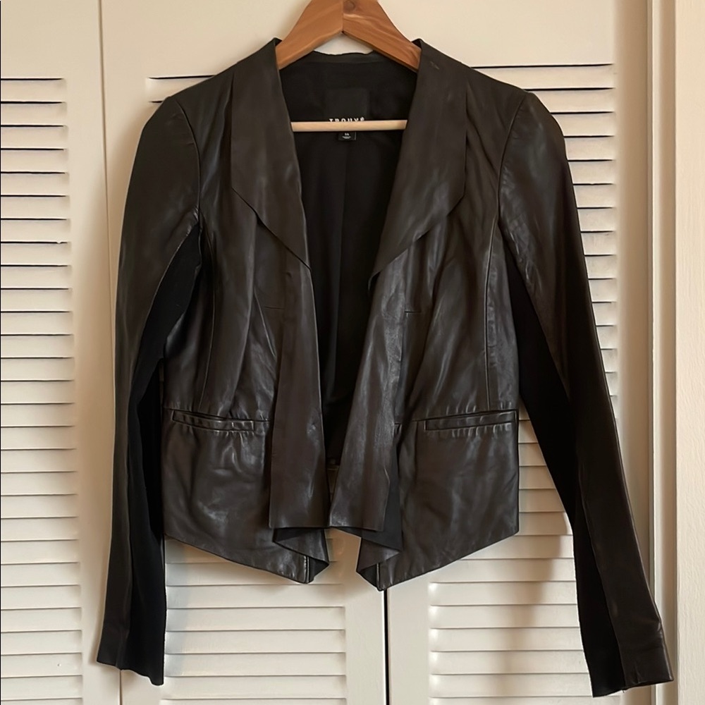Trouvé- Stylish Black Leather Jacket with Notched Lapels and Cropped Length